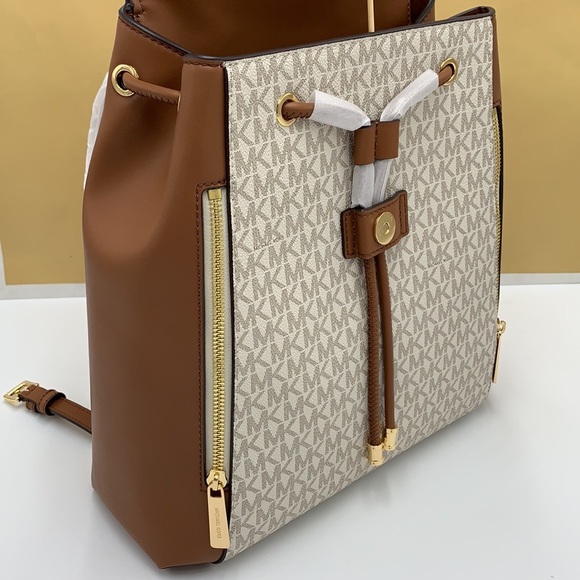 MICHAEL KORS PHOEBE MEDIUM DRAWSTRING BACKPACK VANILLA/ BROWN SIGNATURE COLOR - Picture 10 of 16